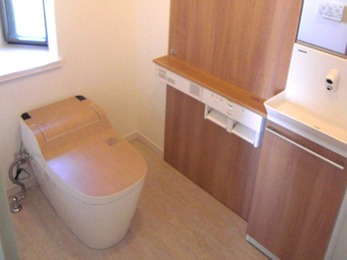 トイレの向きを変更し、洗面台も撤去して使い勝手の良いスペースができ満足しています。