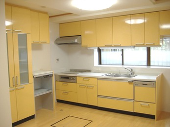 収納スペースが確保できた他、地震などの際に倒れるリスクも少なくなりました。