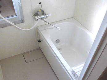 以前の浴室とはお掃除もぐんと楽になり、冷たさを感じる空間も解消できたと喜んでいただけました。