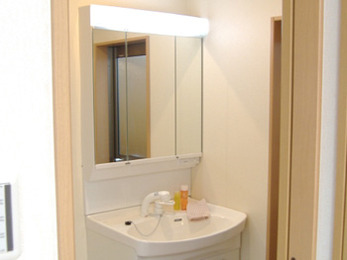 白で統一し、明るい洗面台になりました。ありがとうございました。