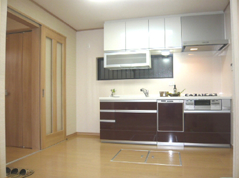 壁や天井に天然木を貼り、温かみのある内装へ。