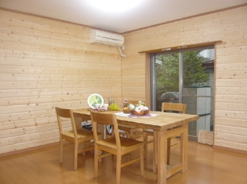 天然木をふんだんに使用してぬくもりのある空間になりました。