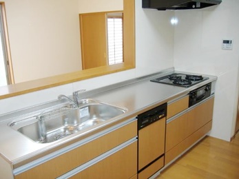 工事前は引き出しの中はかがまないと見えないため、片付けが負担になっていました。