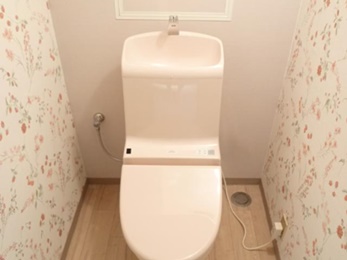 タンク裏にシンプルなクロスを選ぶことによって、花柄のクロスが引き立ち華やかな空間になりました。