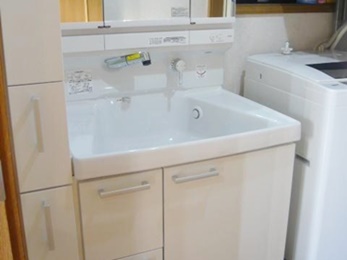 洗面台と壁のわずかな隙間を利用して、収納を設置しました。