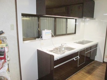 加熱機器は3つの鍋やフライパンなどがゆったり置けます