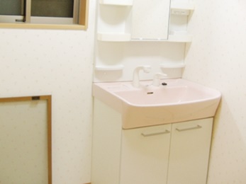 ピンクの洗面化粧台で清潔感のある空間になっています。