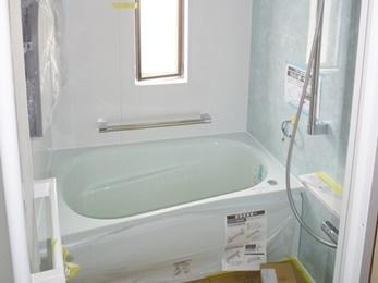 TOTO『サザナSタイプ』です。 ブルーのパネルと浴槽で爽やかな空間になりました。