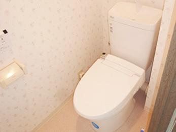 柔らかな花柄に包まれるトイレ空間です。