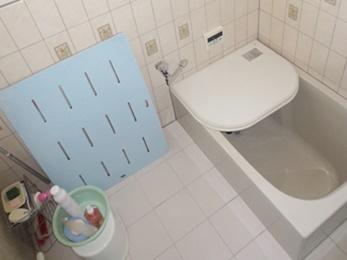 浴槽はＬＩＸＩＬ『グラスティＮ』です。 タイルは長方形のデザイン性のあるものにしました。