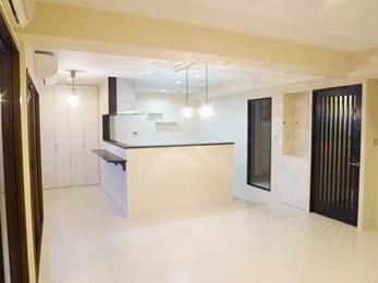 壁を取り払い、照明が優しく照らすLDK