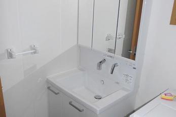 ３面鏡の機能充実洗面台を設置しました。