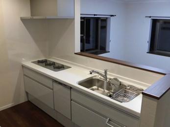  グレーと白の内装でシックな住まいに 伏見区