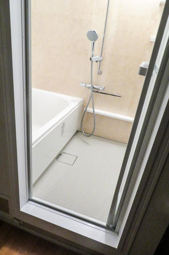 明るく隅々まで機能的な浴室リフォーム